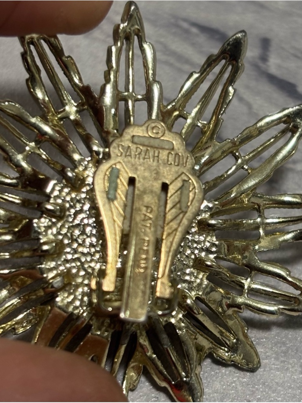 SARAH COVENTRY Vintage 1961 Gold-tone Lucite Sunflower Clip Earrings - Picture 5 of 5